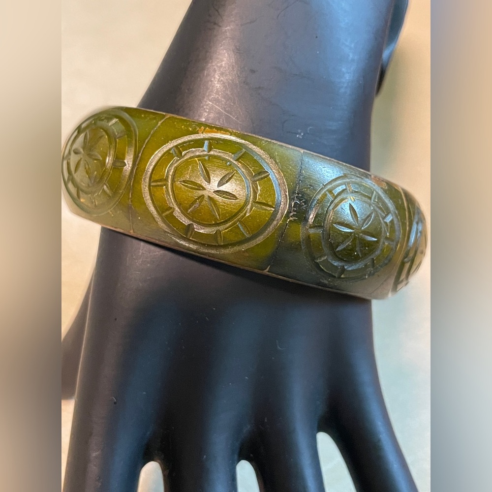 Vintage Green Carved Bangle